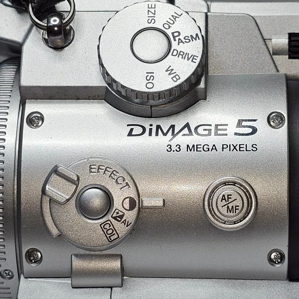 Konica Minolta DiMage 5 3.3 Mega Pixels 7x Optical Zoom Digital Camera POWERS ON